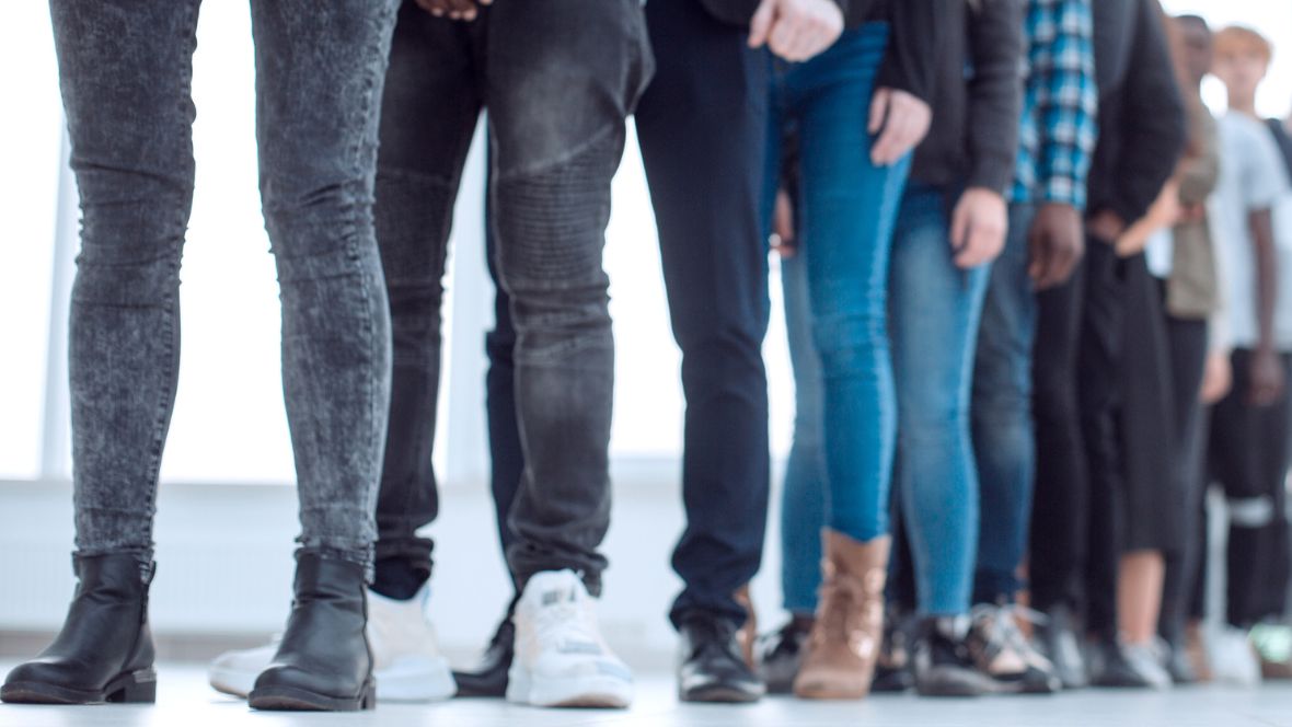 [column] Wachten als belevenis: waarom Gen Z wél in de rij wil staan
